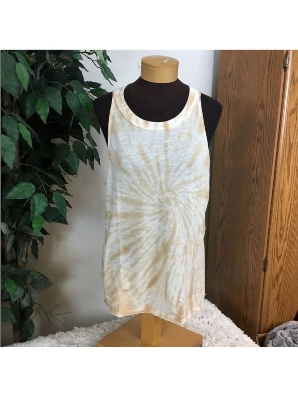 SO sleeveless muscle tank Woman’s Juniors size XXL tan & white spiral pa…